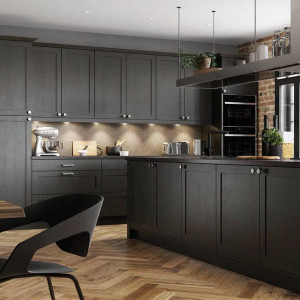 کابینت مشکی یک دست ام دی اف مات در دکوراسیون آشپزخانه نئوکلاسیک بزرگ جزیره دار