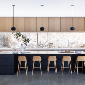 کابینت مشکی قهوه ای طرح چوب ام دی اف مات در دکوراسیون آشپزخانه مدرن جزیره دار