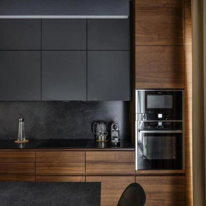 کابینت مشکی قهوه ای طرح چوب ام دی اف مات در دکوراسیون آشپزخانه مدرن با کابینت پله ای