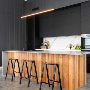 کابینت مشکی قهوه ای طرح چوب ام دی اف مات در دکوراسیون آشپزخانه مدرن جزیره دار با بین کابینتی طرح سنگ مرمر سفید