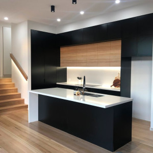 کابینت مشکی قهوه ای طرح چوب ام دی اف مات در دکوراسیون آشپزخانه مدرن جزیره دار با بین کابینتی سفید