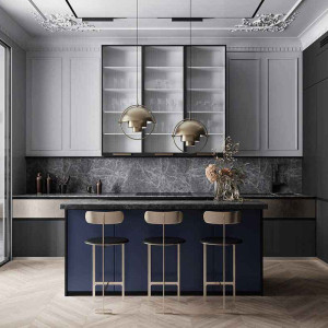 کابینت نئوکلاسیک طوسی و مشکی ام دی اف مات در دکوراسیون آشپزخانه جزیره دار سرمه ای