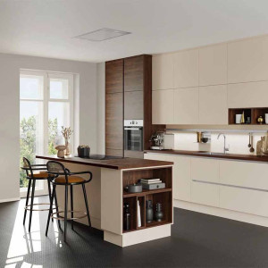 کابینت کرم قهوه ای تیره ام دی اف مات در دکوراسیون آشپزخانه مدرن بزرگ جزیره دار