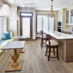 کابینت کرم قهوه ای ام دی اف مات در دکوراسیون آشپزخانه نئوکلاسیک بزرگ جزیره دار