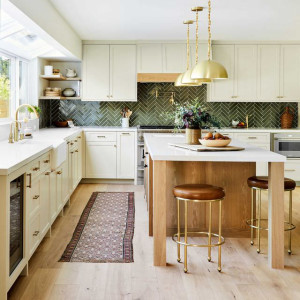 کابینت کرم قهوه ای ام دی اف مات در دکوراسیون آشپزخانه بزرگ جزیره دار