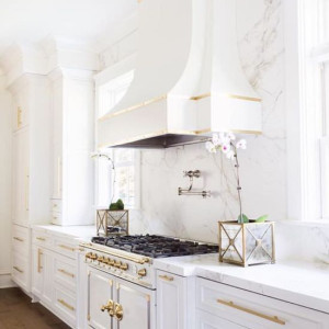 دکوراسیون سفید طلایی آشپزخانه کلاسیک