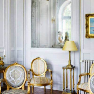 دکوراسیون سفید طلایی پذیرایی کلاسیک