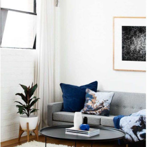 دکوراسیون سفید و طوسی و آبی نشیمن و پذیرایی مدرن با مبل طوسی