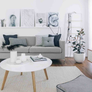 دکوراسیون سفید و طوسی و قهوه ای هال و پذیرایی مدرن با مبل طوسی