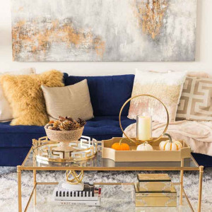 دکوراسیون آبی طلایی هال و پذیرایی با مبل آبی و دکوری های طلایی