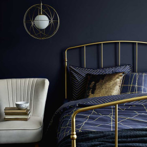 دکوراسیون آبی طلایی اتاق خواب با تخت طلایی و دیوار و روتختی آبی