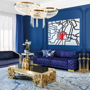 دکوراسیون آبی طلایی هال و پذیرایی لوکس با دیوار و مبل آبی و میز جلومبلی طلایی
