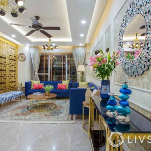 دکوراسیون آبی طلایی هال و پذیرایی بزرگ با مبل آبی و پارتیشن طلایی