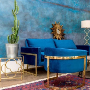 دکوراسیون آبی طلایی نشیمن با مبل آبی و اکسسوری های طلایی