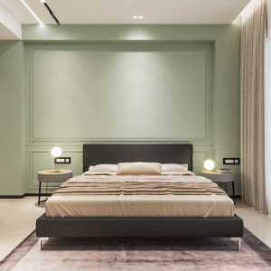 دکوراسیون سبز و قهوه ای اتاق خواب مدرن با دیوار تاکیدی سبز و مبل قهوه ای سوخته
