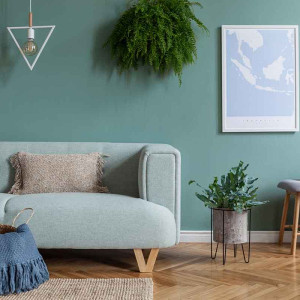 دکوراسیون سبز و قهوه ای هال و پذیرایی مدرن با دیوار سبز و مبل طوسی