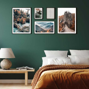 دکوراسیون سبز و قهوه ای اتاق خواب مدرن با دیوار سبز و روتختی قهوه ای