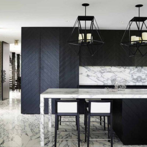 دکوراسیون مشکی آشپزخانه مدرن با کابینت های مشکی و بین کابینتی سفید طرح مرمر