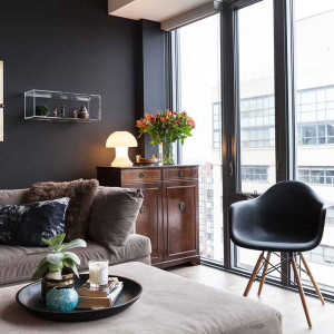 دکوراسیون مشکی هال و پذیرایی مدرن با دیوار مشکی . مبل قهوه ای