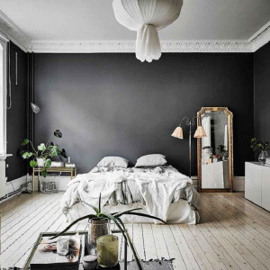 دکوراسیون مشکی اتاق خواب نئوکلاسیک با دیوار تاکیدی مشکی و تخت سفید