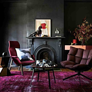 دکوراسیون مشکی نشیمن نئوکلاسیک با دیوارهای مشکی و فرش بنفش