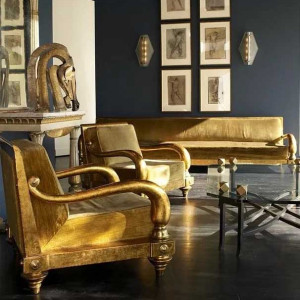 دکوراسیون مشکی طلایی نشیمن با دیوار تاکیدی مشکی و مبلمان زرد