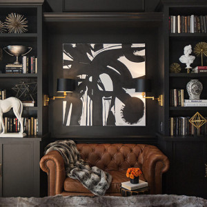 دکوراسیون مشکی طلایی با مبل چرمی قهوه ای