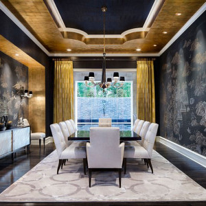 دکوراسیون مشکی طلایی اتاق ناهار خوری با صندلی های سفید