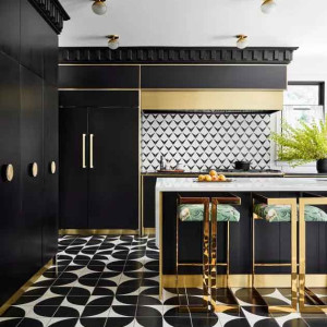 دکوراسیون مشکی طلایی آشپزخانه جزیره دار بزرگ با کاشی بین کابینتی سفید مشکی
